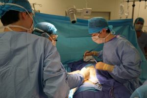 フランス・アミアンでの招聘手術　International Invited Live-Surgery@Amiens, France