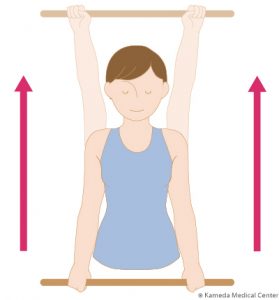 肩関節可動域練習：1.棒を両手で握り、腕を伸ばしたまま上げる