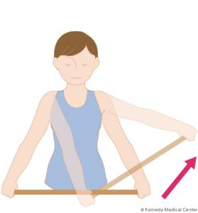 肩関節可動域練習：2.棒の両端を持ち、痛いほうへ突き上げる